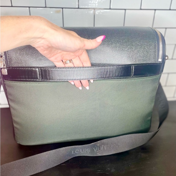 Authentic Louis Vuitton Taimyr Green & Black Tiaga Leather Crossbody Messenger - Picture 7 of 14